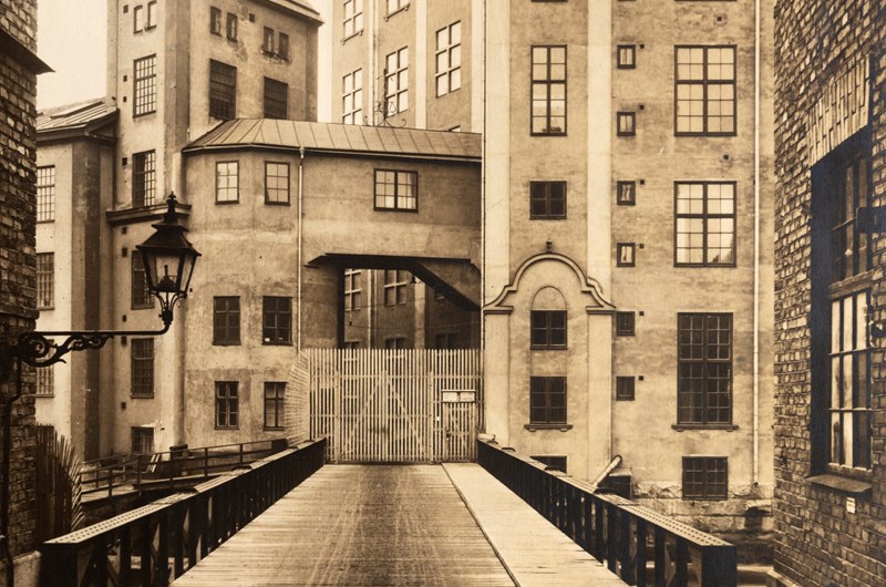 Strykjärnet år 1920. Under textilepoken var Norrköpings Industrilandskap ett stängt område - bara de som arbetade i industrin fick komma in. Foto från Norrköpings stadsarkiv.
