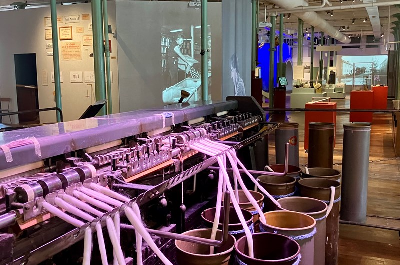 De äldre textilmaskinerna är integrerade i museets basutställning TEXTIL MARK