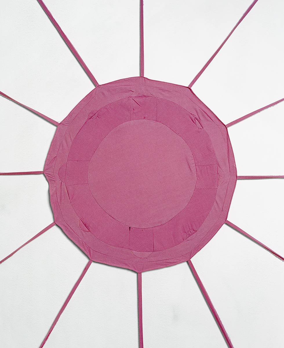 Linda Hofvander "The Ashtray", 2022 (pigment print, vitlaserad träram, reflexfritt glas 50x41,5cm, ur serien The Space of Things)