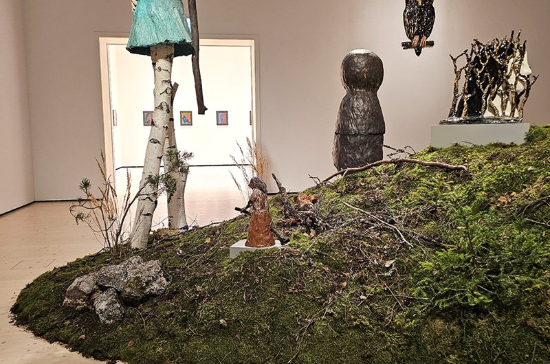 Installationsvy med Huddiksvallsflickans syster (2025) av Klara Kristalova i förgrunden. Foto: Marianne Soronen