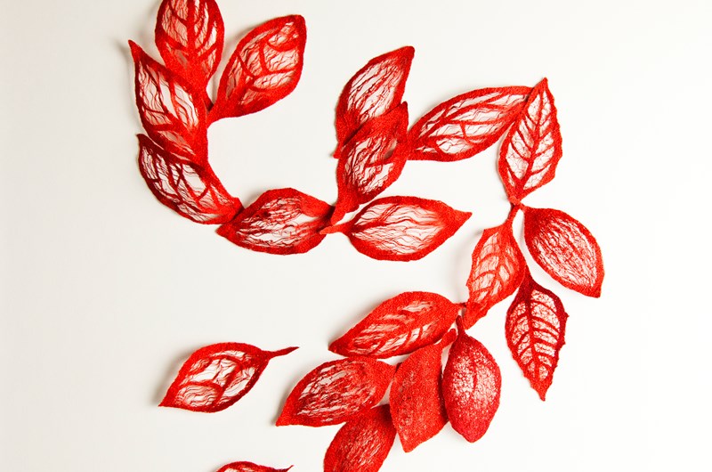 Löv I, skulpturalt broderi (monterad i lådram bakom museiglas), 64x64 cm