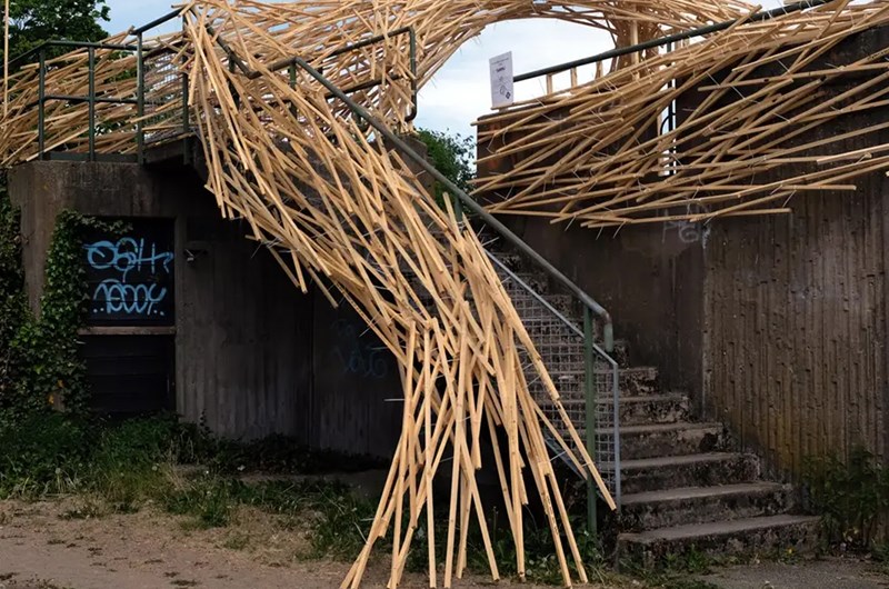 Ett tillfälligt platsspecifikt konstverk i trä skapat av konstnärsduon MASU (Mattias Gunnarsson och Susanne Westerberg) , 2018
