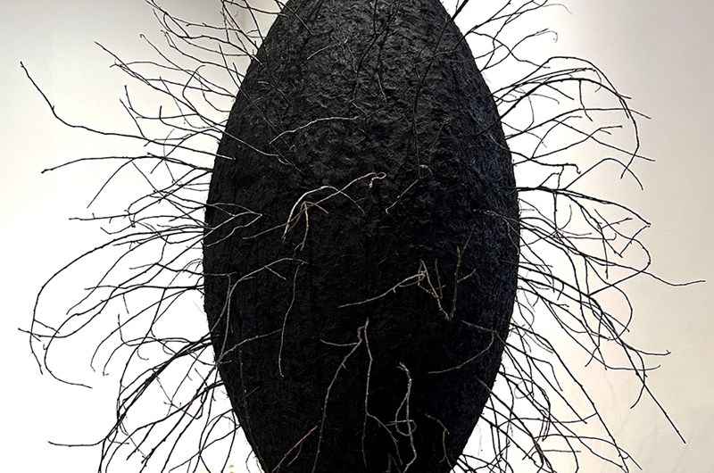 Anastasia Savinova, Geosmin, 2022-2024, Jord, lera, gräs, sisal. hår, pigment & grenar. Bonnier Konsthall 2024. Foto: Konstguiden 
