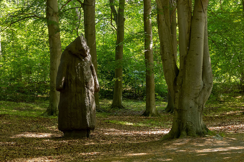 Osagd Charlotte Gyllenhammar 2023, höjd 400 cm Brons. Foto: Örjan Furberg