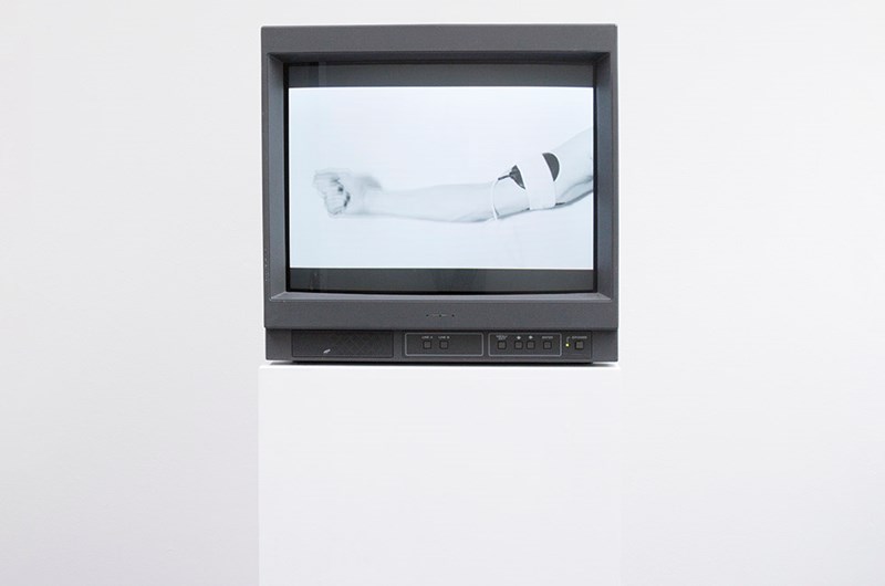 Joakim Sandqvist – Arm Movie Installationsbild av videoverk