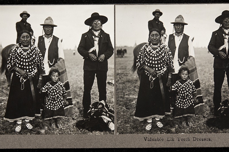 Hjorttandsklänning. Oklahoma Native American Photographs Collection. 1850 - 1900. Tulsa: Gilcrease Museum