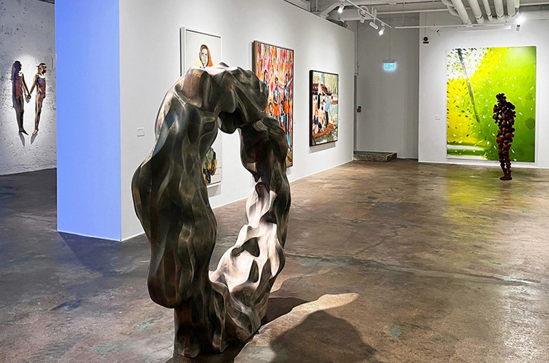 Utställningsvy med verket Djaan, 2021, av Samaneh Reyhani i förgrunden