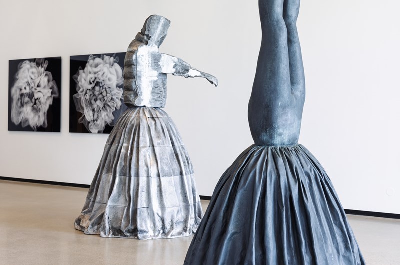 Charlotte Gyllenhammar, Hang, 2006, C-print, Silikonmonterad på glas, ca 120x140 cm / Korsa (Crossing), Sternum, 2023, Aluminium, 189x151x139 cm, Edition 1 of 3 / Night, Descend, 2014, Svart brons, 220x120x120 cm. Foto: Adrian Bugge