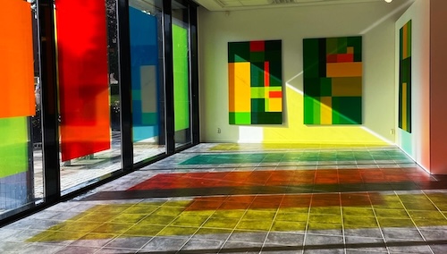 Installationsbild från pågående utställning "Gemensamma färger" av Jolanta Nowaczyk i Nässjö konsthall