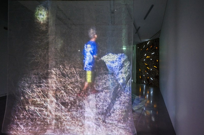January 2567 (2026), installation (textil, video, ljus, ljud, poppel, färg, kåda), installationsvy. Fotograf Jean-Baptiste Béranger.