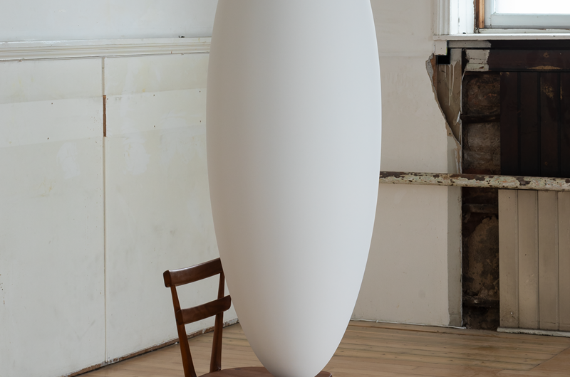 Tarik Kiswanson, The Wait (L. Ercolani), 2024, Trä, glasfiber, konstharts, färg, 203x52x71 cm. Foto: Ruth Clark