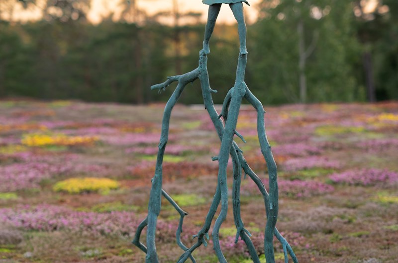 Det som håller mig tillbaka bär mig vidare, Klara Kristalova. Fotograf Mattias Lindbäck, 2025.