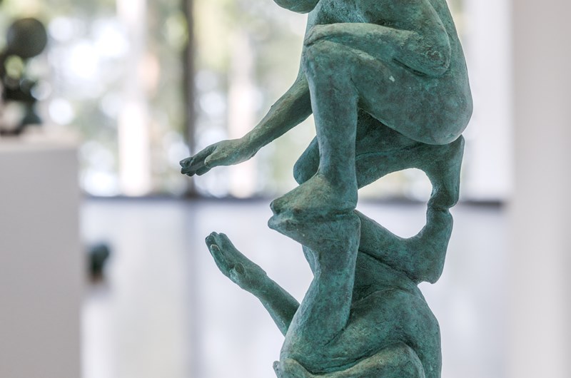 Mirror Twins (2025), brons, utställningsvy. Fotograf Jean-Baptiste Béranger.