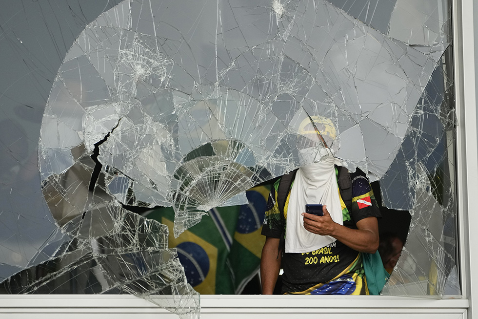 Konst för miljoner förstörd i stormningen i Brasilien