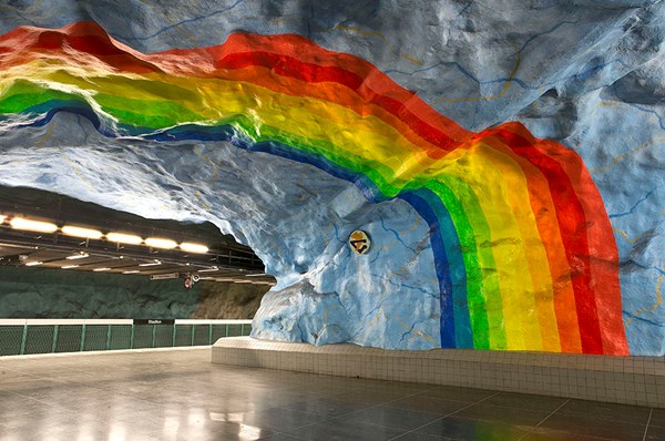 Konstnären bakom regnbågen på Stadions t-bana död