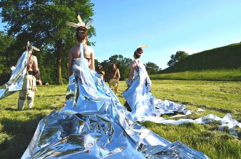 Wendy Ponca is an Osage Indian fine artist who works with contemporary and tradition design and symbolism with works in permanent museum collections and current exhibitions like Native American Fashion. Foto: Wendy Ponca