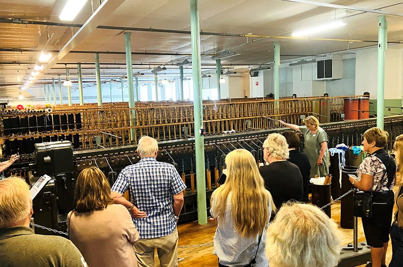 Maskinvisning i spinnsalen. Foto: Rydals museum