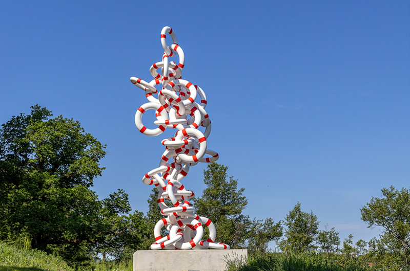 Life Rings Elmgreen & Dragset 2021, 755 x 325 x 300 cm Rostfritt stål, lackfärg, betong. Foto: Örjan Furberg