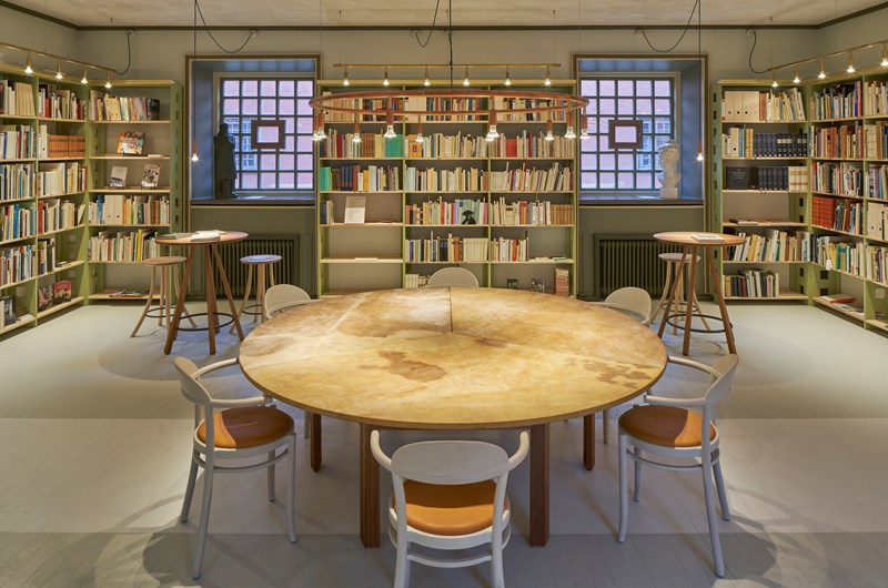 Värmlands Museums bibliotek är ett av Sveriges vackraste offentliga rum skapat i nära samarbete med möbelformgivaren och inredningsarkitekten Åke Axelsson. Foto: Åke E:son Lindman