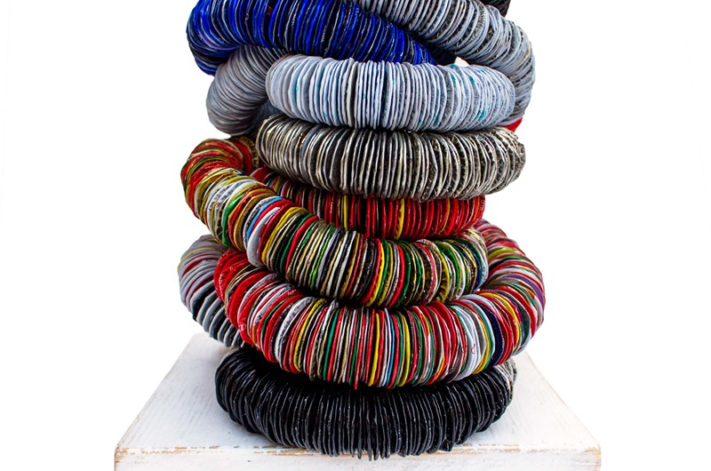 Carouschka Streijffert, Oförutsedd – Unforeseen, 2019. Object of metal bottle caps, tarred string + plywood box. Size: 380 × 160 × 290 mm. Weight: 6038 g.