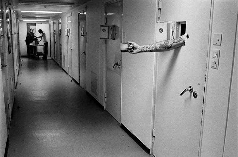 Anders Petersen, Kaffe, Österåker, 1982. Ur boken "Fängelse" 1984, med text av Leif GW Persson.