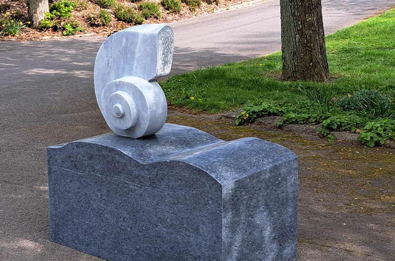 "Vågor av minnen" del av offenligt verk, Minneslunden i Hörby