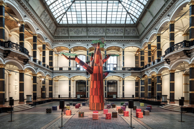 Emeka Ogboh, Ámà: The Gathering Place, 2021 Foto: Installationsvy, Gropius Bau, Berlin.  Foto: Luca Girardini