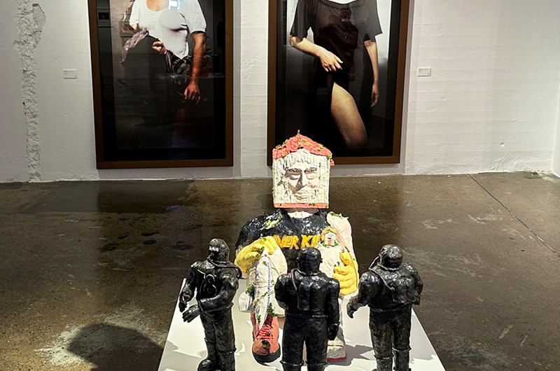 Truls Mårtensson, The Pioneers, 2024, glaserat stengods, blandteknik.  Foto: Konstguiden