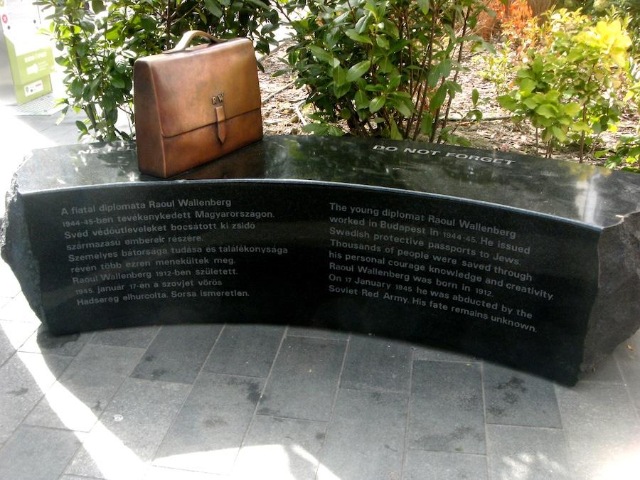 Minnesmärke över Raoul Wallenberg, Budapest, av Ulla och Gustav Kraitz. Foto: Wolfgang Glock.