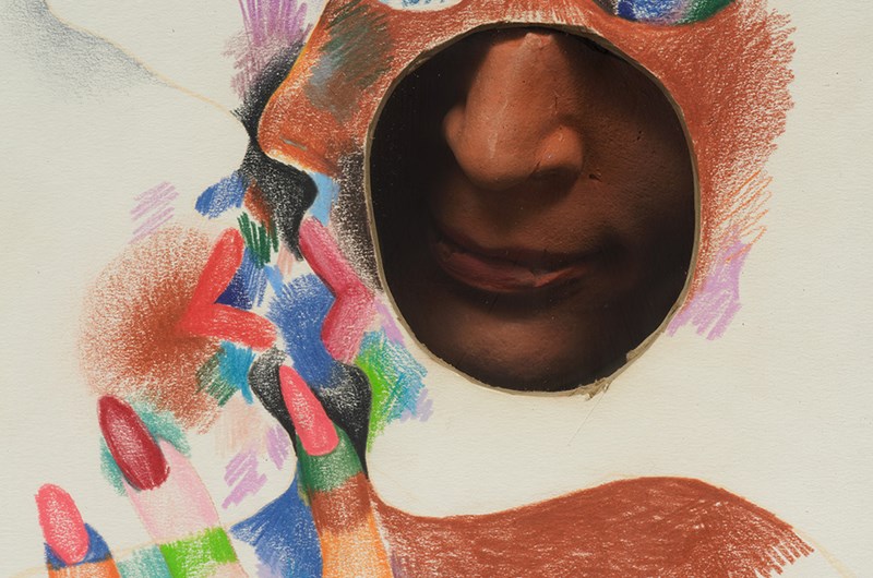 Marisol  Face Behind a Mask, 1961  Farveblyant på papir med støbt gips i skyggeboksramme af træ, 41,6 × 31,4 × 8,9 cm  Private collection, New York, Courtesy of Craig Starr Gallery  © Estate of Marisol  Foto: Thomas Barratt Photography