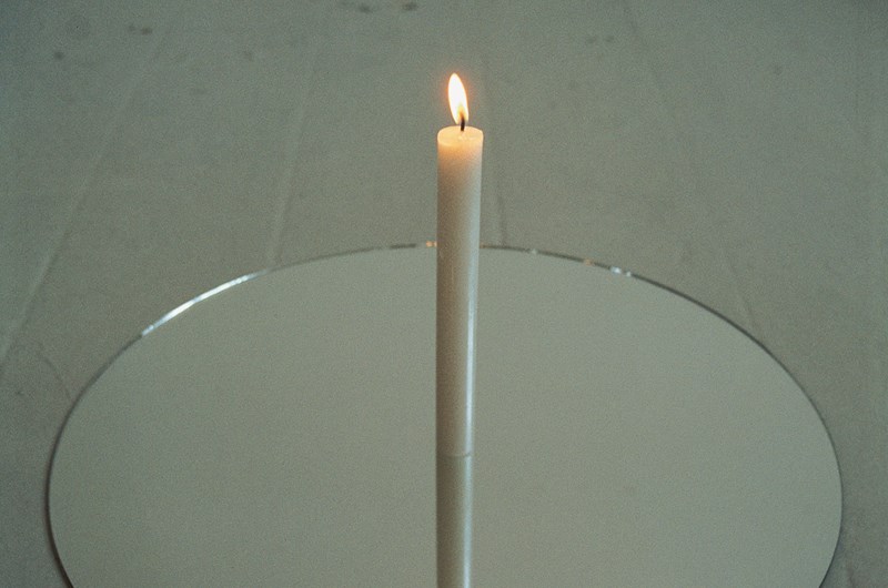 Olafur Eliasson, I grew up in solitude and silence, 1991, Stearinljus, spegelglas, 25x49.8x49.8 cm