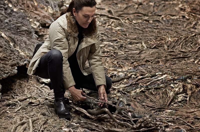 Christina Iglesias arbeterar med konstverket Forgotten Streams. 