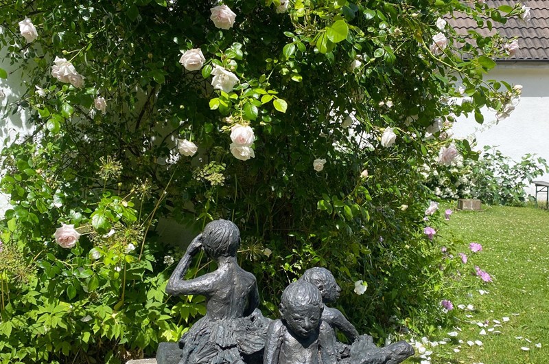 Skulptur i trädgården av Linn Fernström