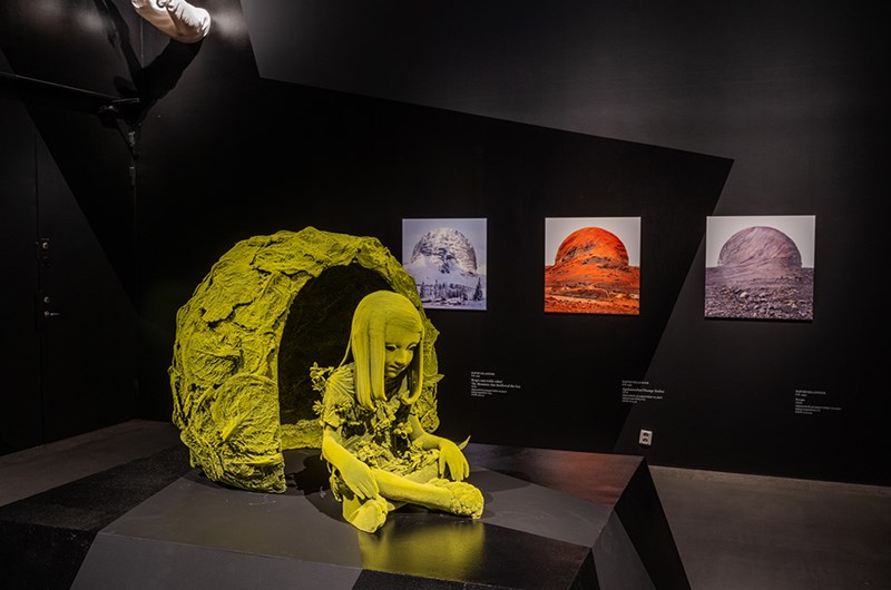 Installationsbild Apokalyps. Från yttersta domen till klimathot I förgrunden: Kim Simonsson, Savoy hydda, 2023. 