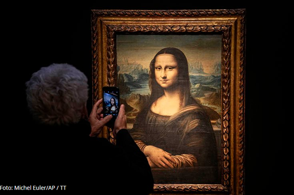 Mona Lisa tårtad av utklädd man i Louvren