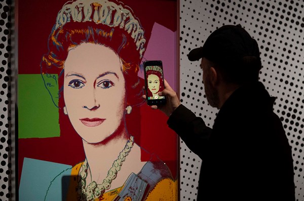 Tjuvar sprängde galleri – stal två Warhol-verk