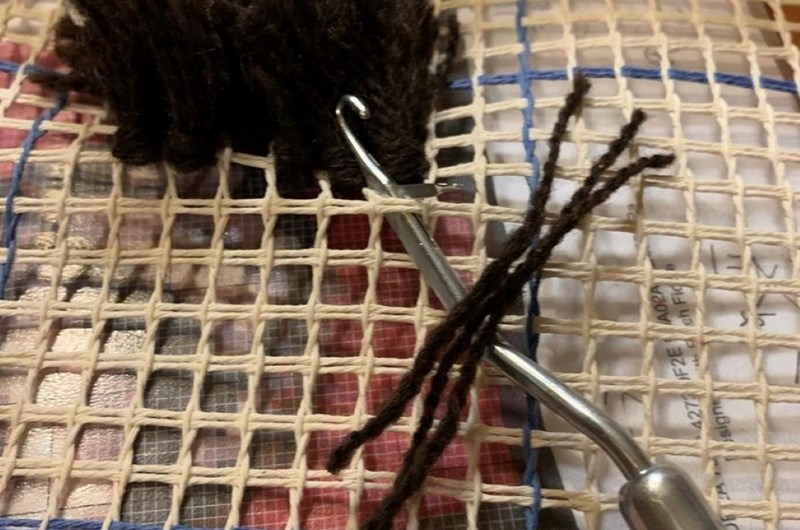 Ullgarn knyts på väv (latch hooking) 