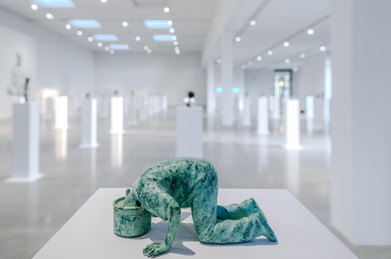 Looking for Alice Fine (den lilla), (2026), brons utställningsvy. Fotograf Jean-Baptiste Béranger.
