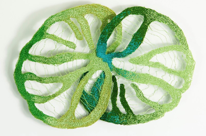 Symbios, skulpturalt broderi (monterad i lådram bakom museiglas), 22x22 cm