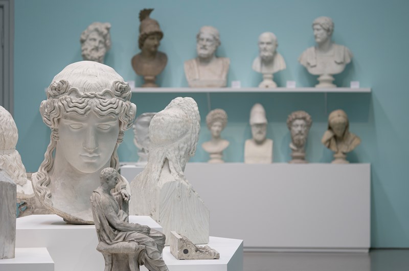 Konstakademien äger en av Europas äldsta samlingar med gipsavgjutningar. Här finns kopior av skulpturer, konstverk, ornament och även en del originalverk. De äldsta är från 1690-talet och idag består samlingen av runt 900 verk. 
