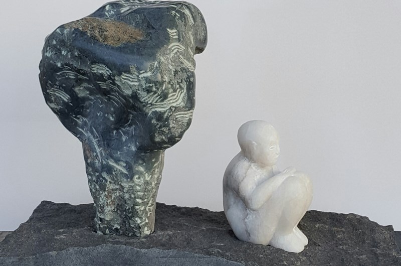 "Under trädet". 70x60x25 cm, alabaster och diabas