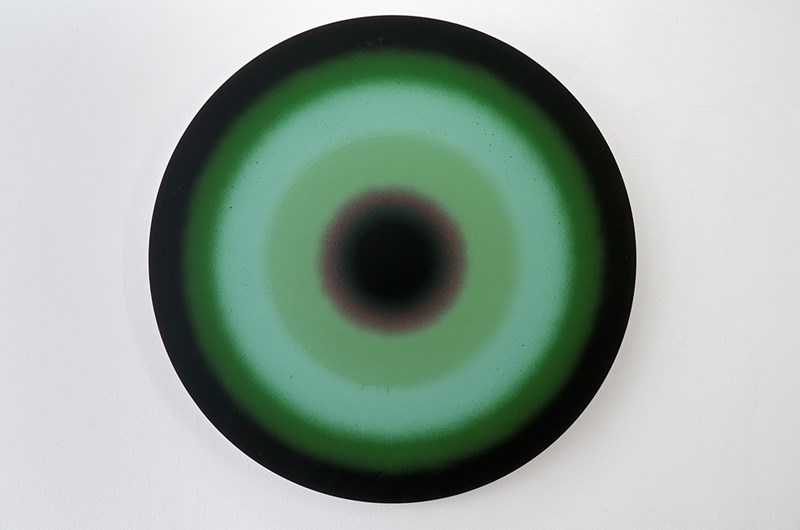 Titel witnessing från utställning 2023 på Saab art gallery.