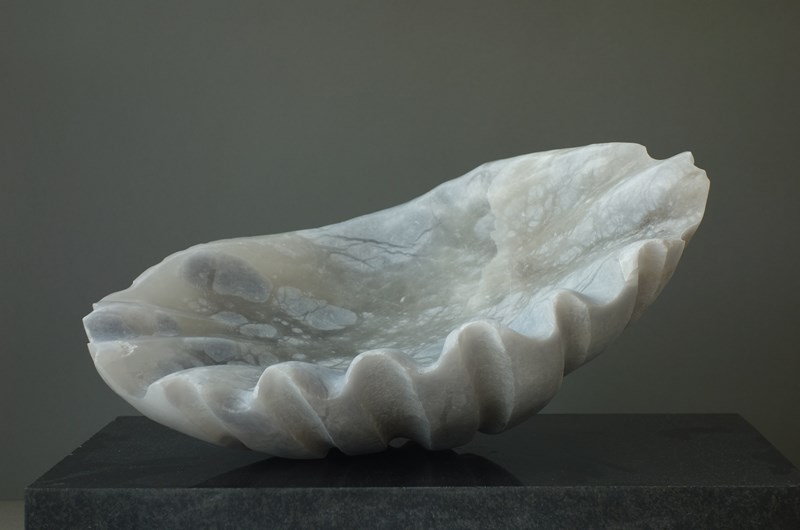 Lyssna till havet. 23x45x28 cm, alabaster och diabas