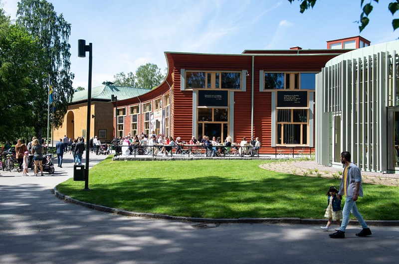 Värmlands Museum är vackert beläget på Sandgrund i centrala Karlstad. Under vår och sommar går det att njuta på uteserveringen rakt söderläge. Foto: Lars Sjöqvist