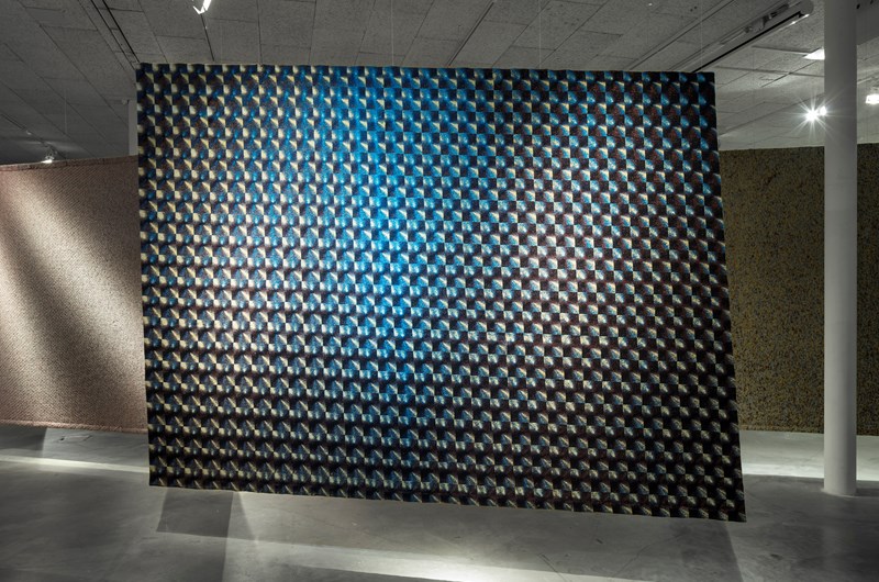 Miriam Bäckström, Silver Cubes Flat, 2016, Gobeläng, silke, ull, trevira, lurex, bomull, 254x378 cm (högsta sidan). Foto: Jean-Baptiste Béranger