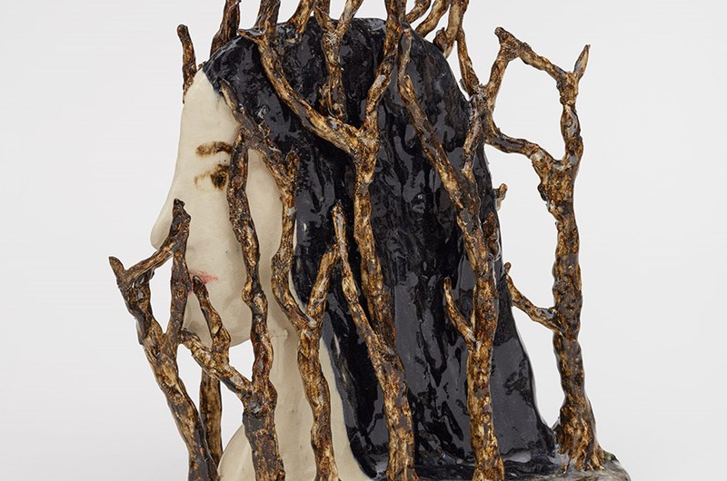 Klara Kristalova, Fångad i skogen, 2020, Glaserat stengods, 53x50x27 cm. Foto: Krister Hägglund