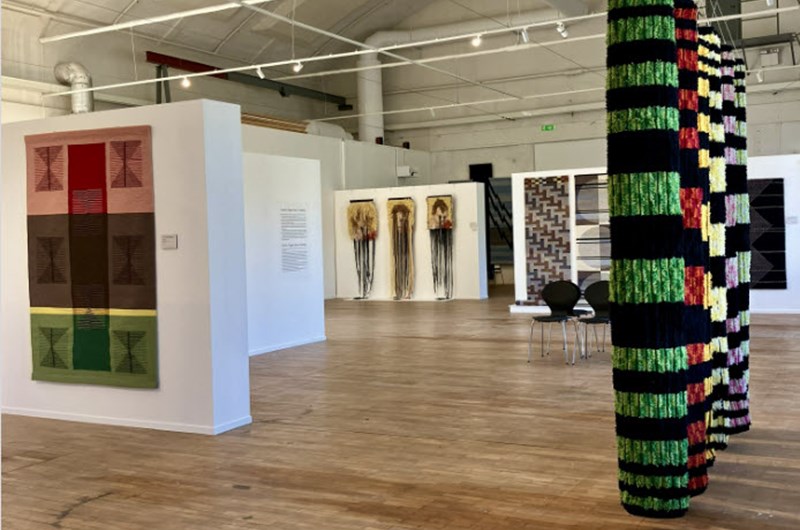 Utställningen Nordiske Taepper på Rydals museum