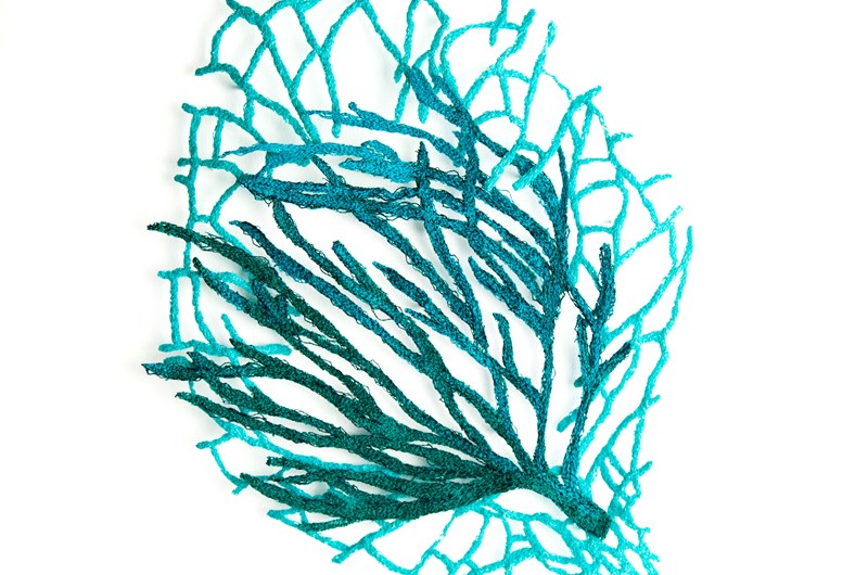 Flora, skulpturalt broderi (monterad i lådram bakom museiglas), 34x34 cm